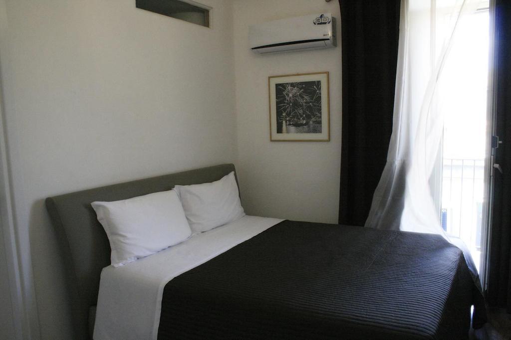 B&B Young Κατάνια Δωμάτιο φωτογραφία