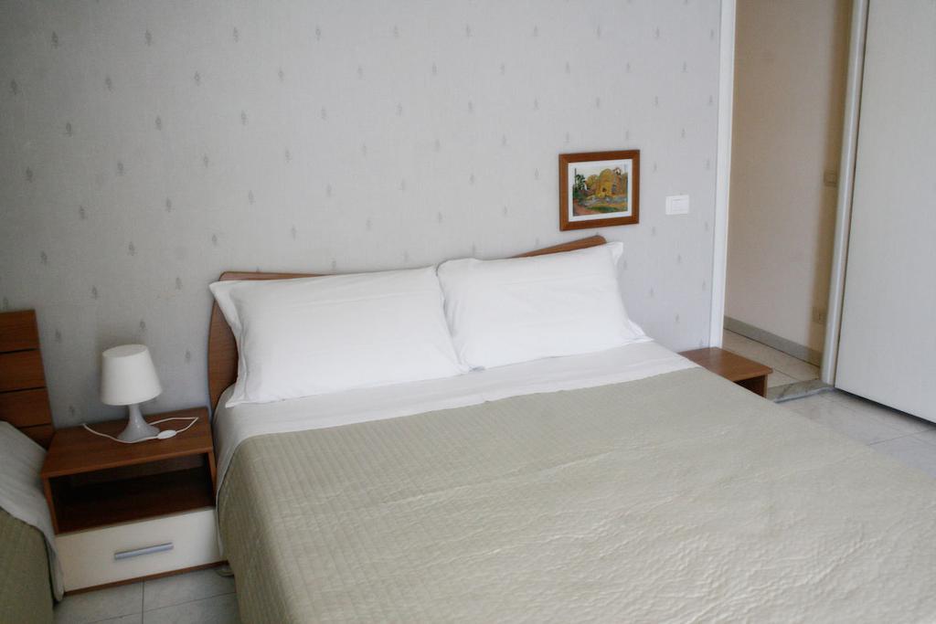 B&B Young Κατάνια Δωμάτιο φωτογραφία